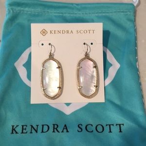 EUC Kendra Scott Elle Gold Earrings in Pearl